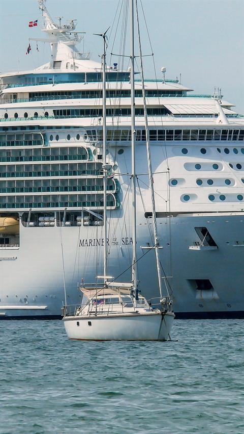 "NatHape" mit der "Mariner of the Seas" vor Anker in der Bucht von Patong, Phuket. Dieses Kreuzfahrtschiff ist im Eigentum der Royal Caribbean Cruises Ltd. Mit einer Länge von 311,1 m gehört es zu den grössten Kreuzfahrtschiffen der Welt. Maximale Geschwindikgeit 22 Kn/h, maximale Anzahl Passagiere 3'114.